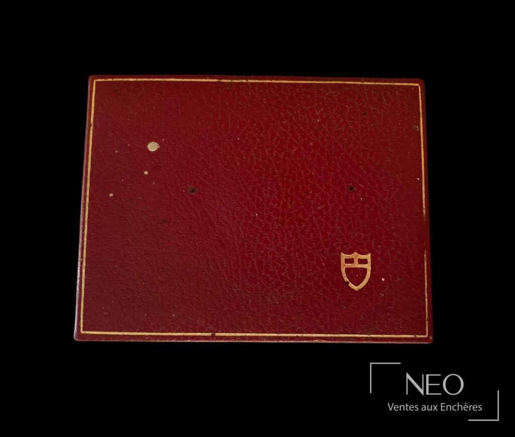 Écrin Tudor fermé en cuir rouge avec bordure dorée et petit blason