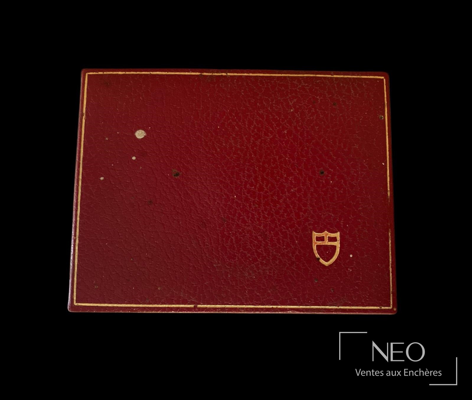 Écrin Tudor fermé en cuir rouge avec bordure dorée et petit blason