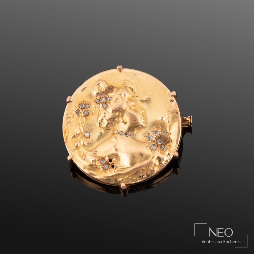 Broche ronde en or jaune ornée de petits diamants