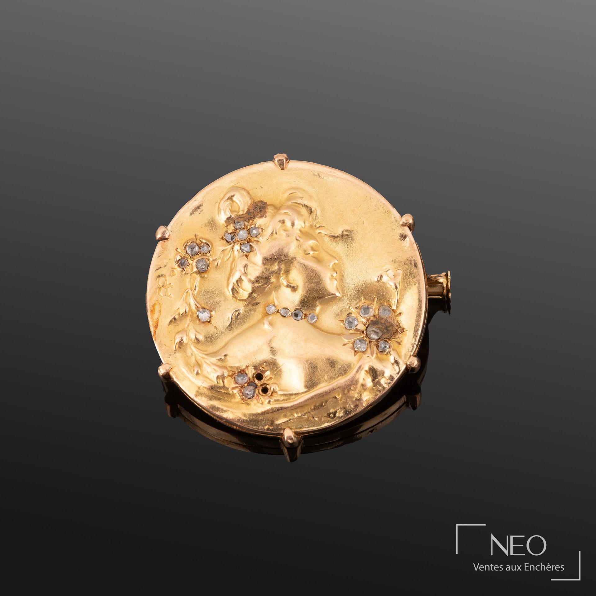 Broche ronde en or jaune ornée de petits diamants