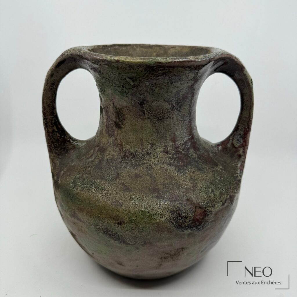Vase à deux anses en terre cuite à décor émaillé vert et rose