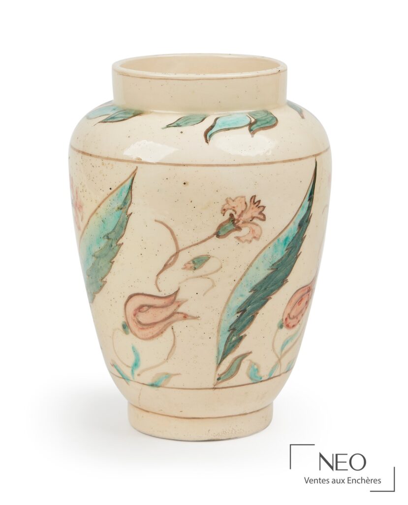 Vase balustre en céramique crème à décor floral polychrome