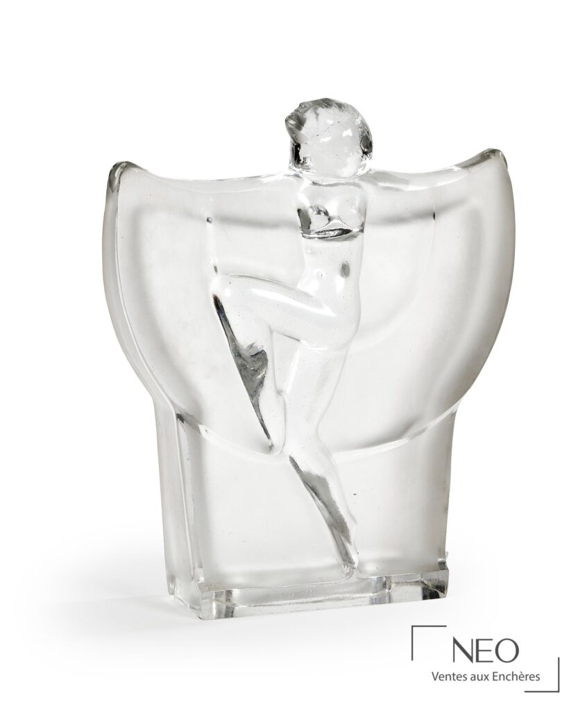 Sculpture en verre représentant une figure féminine en mouvement