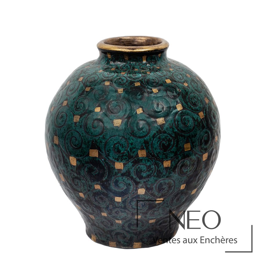 Vase balustre en faïence émaillée à décor de volutes sur fond vert
