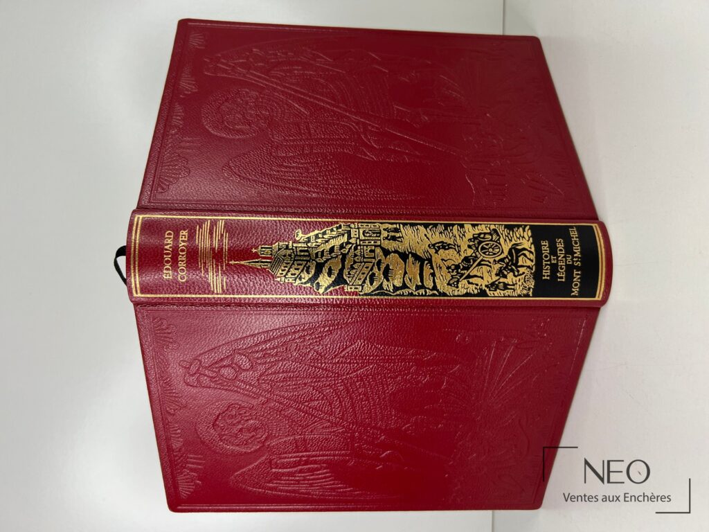 Reliure rouge de Histoire et légendes du Mont Saint-Michel avec dos noir et dorures