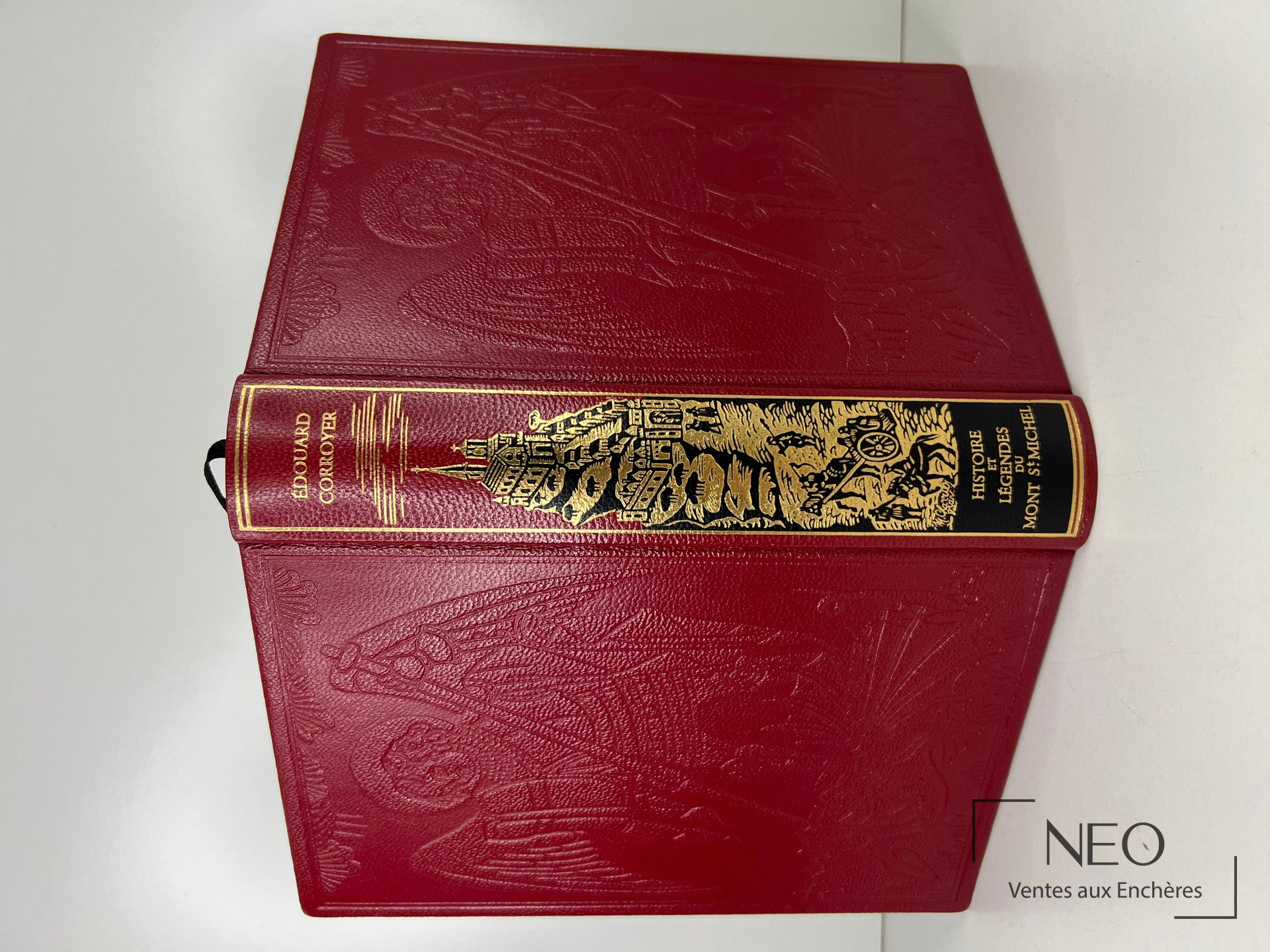 Reliure rouge de Histoire et légendes du Mont Saint-Michel avec dos noir et dorures