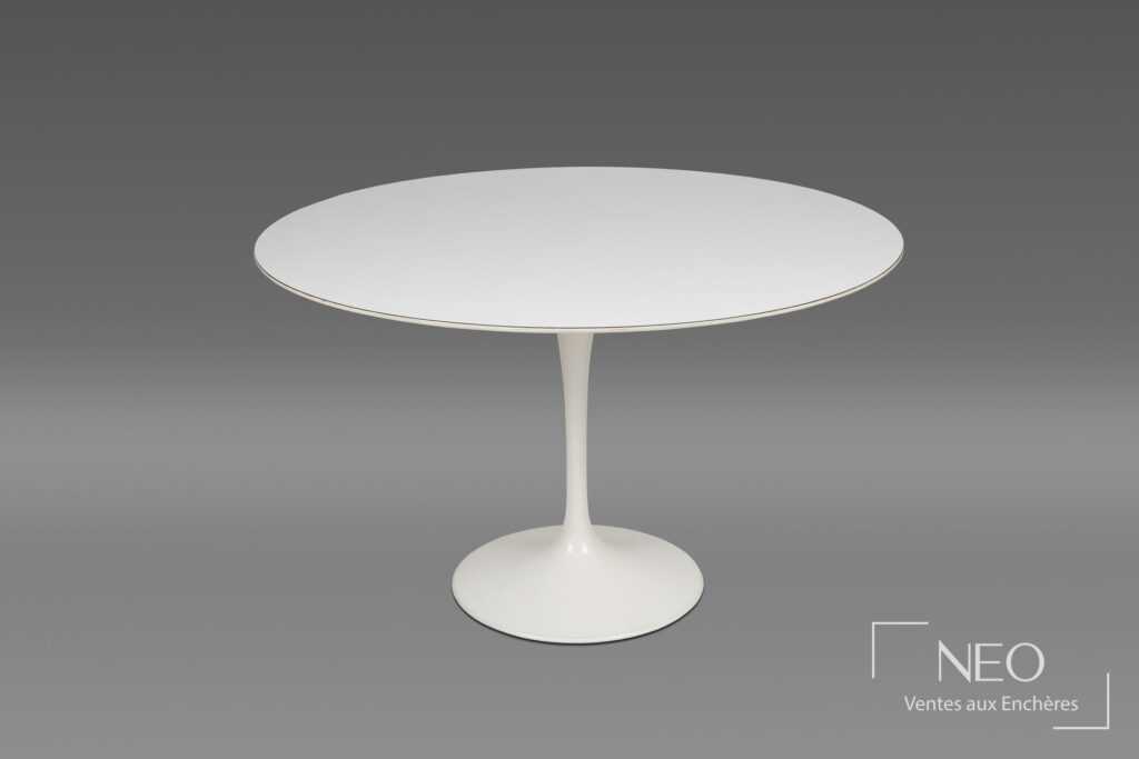 Table ronde blanche sur piètement tulipe