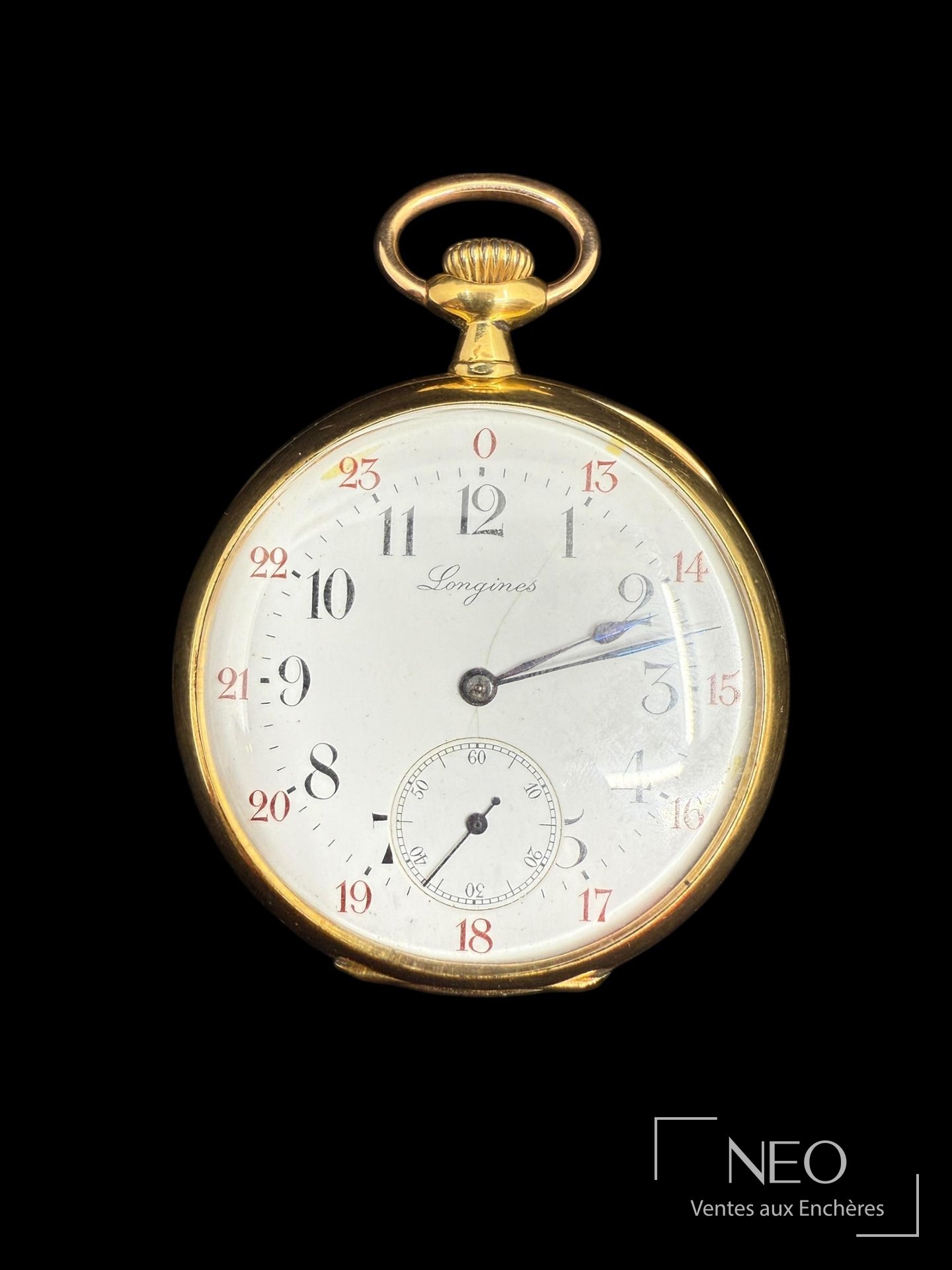 Montre à gousset Longines en or jaune avec cadran émaillé blanc et chiffres arabes.