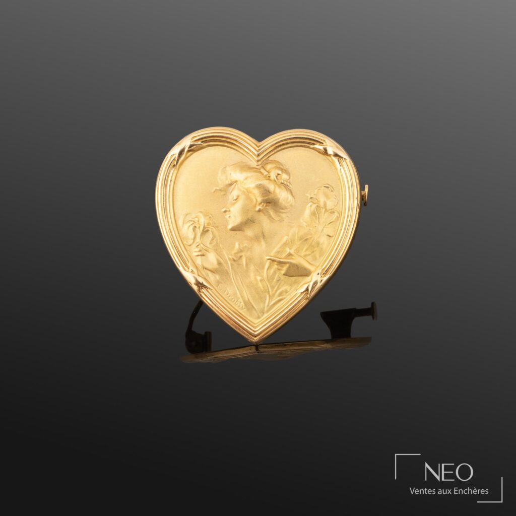 Broche en or jaune en forme de cœur