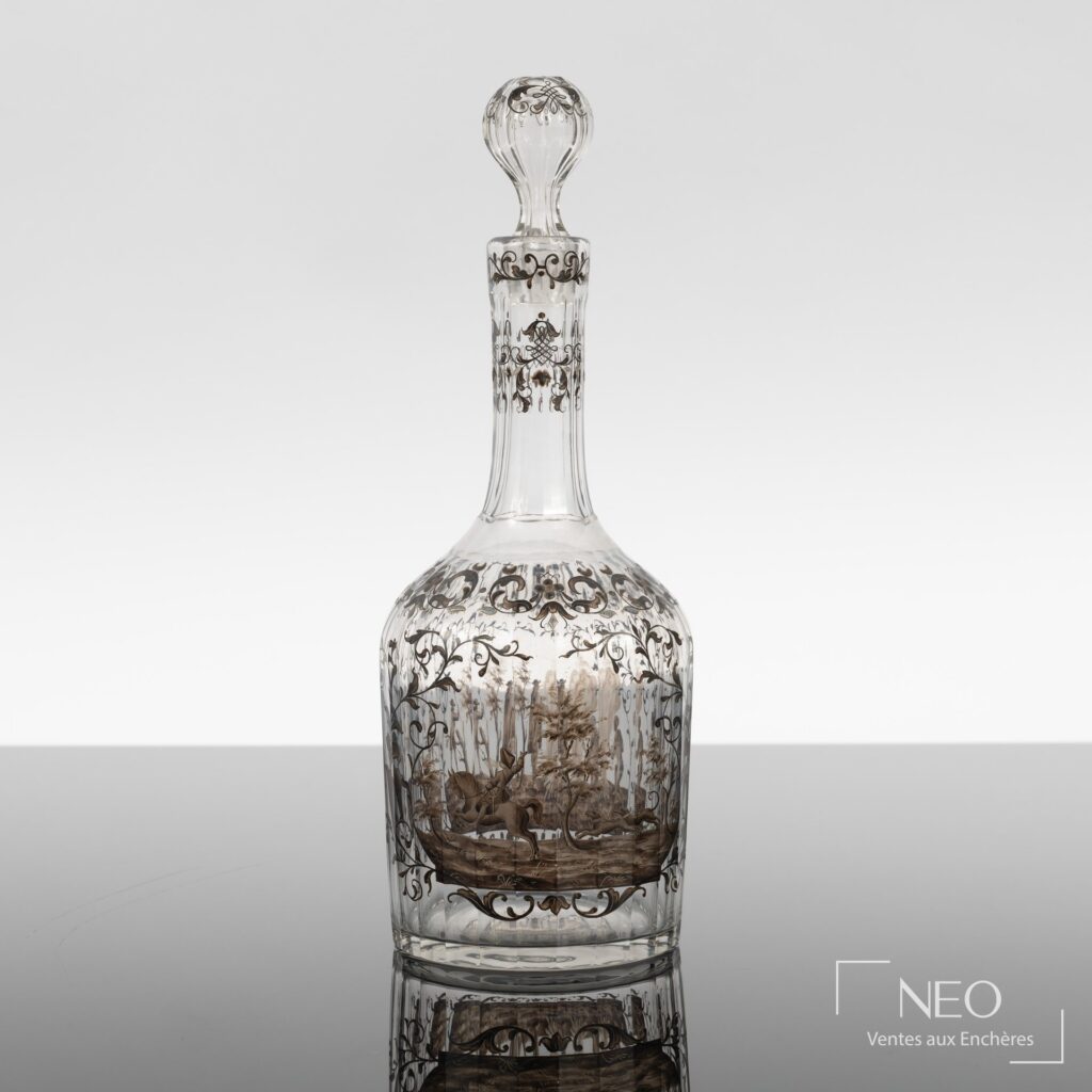 Carafe en verre transparent signée Émile Gallé