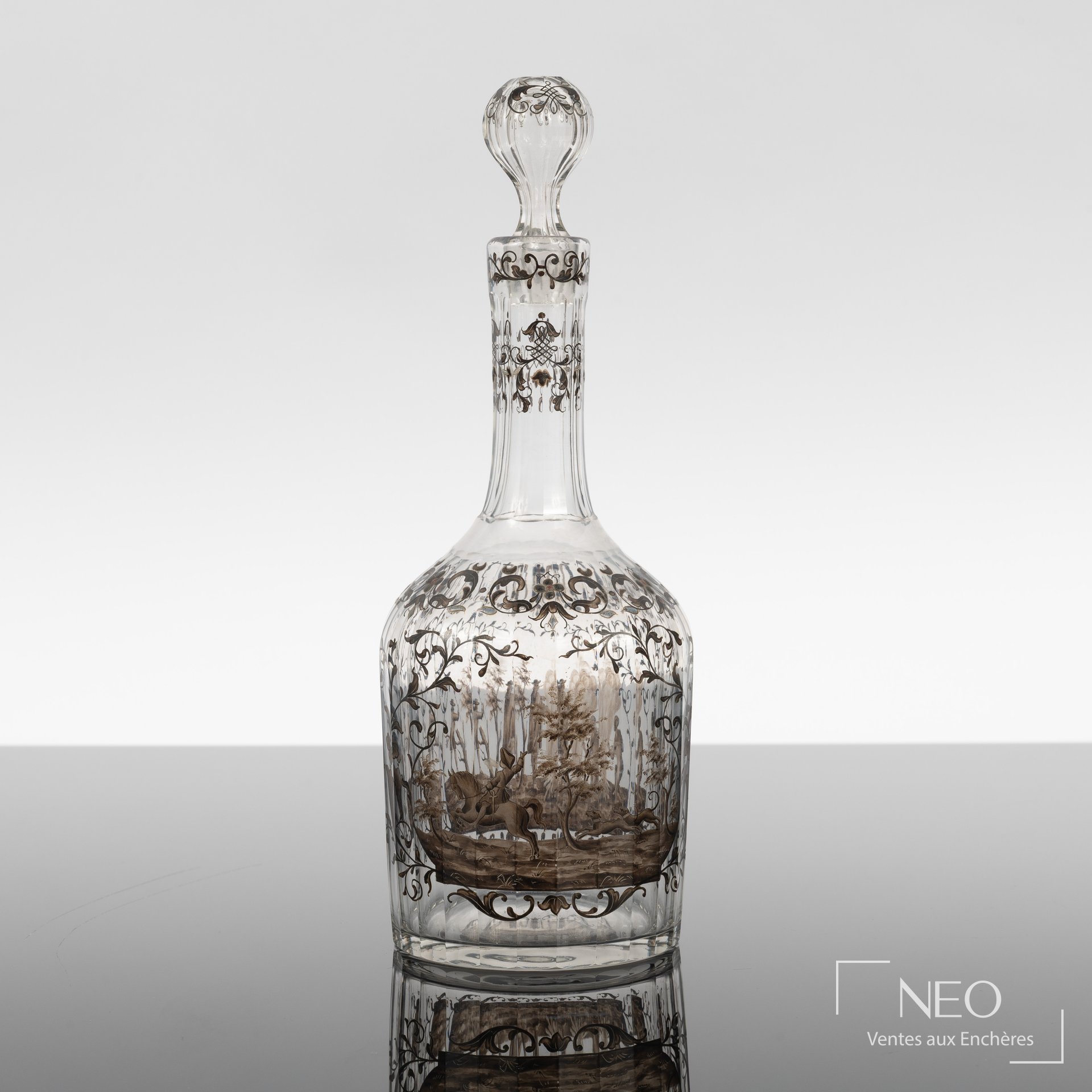 Carafe en verre transparent signée Émile Gallé
