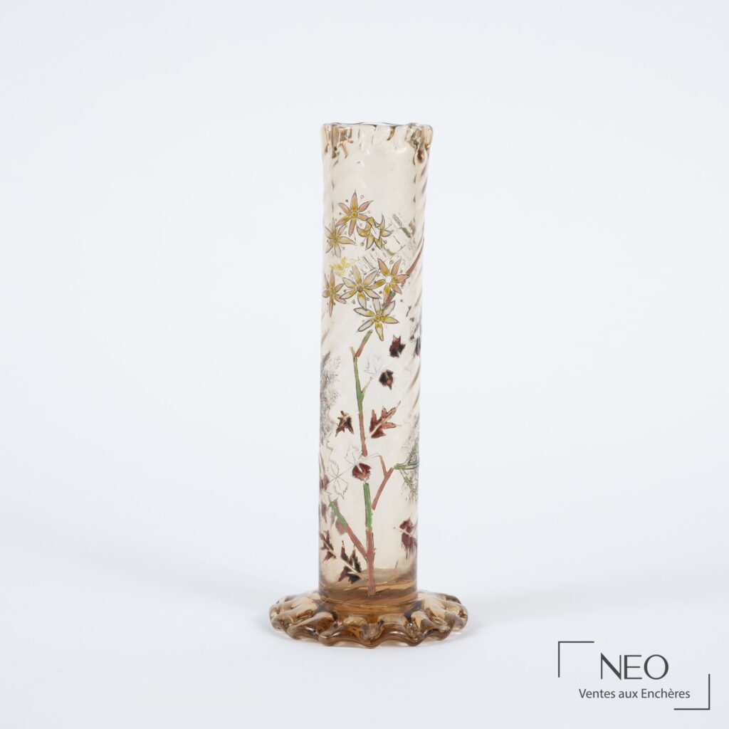 Vase tubulaire en verre blanc transparent à décor floral et base festonnée