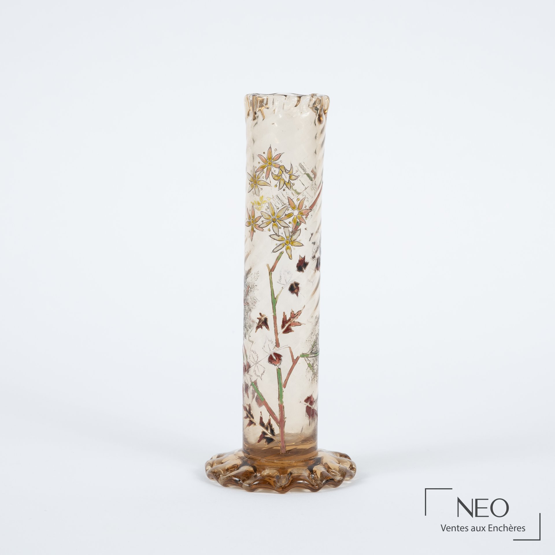 Vase tubulaire en verre blanc transparent à décor floral et base festonnée