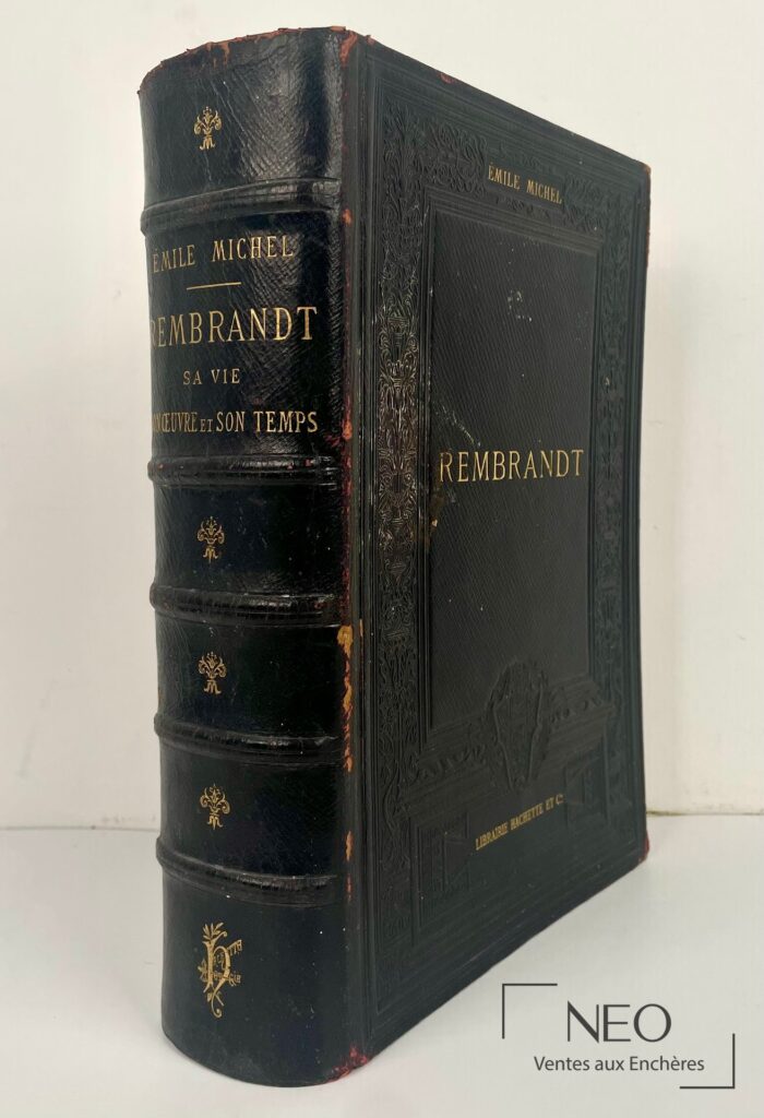 Volume relié en plein veau noir avec décor doré et titre Rembrandt au dos.