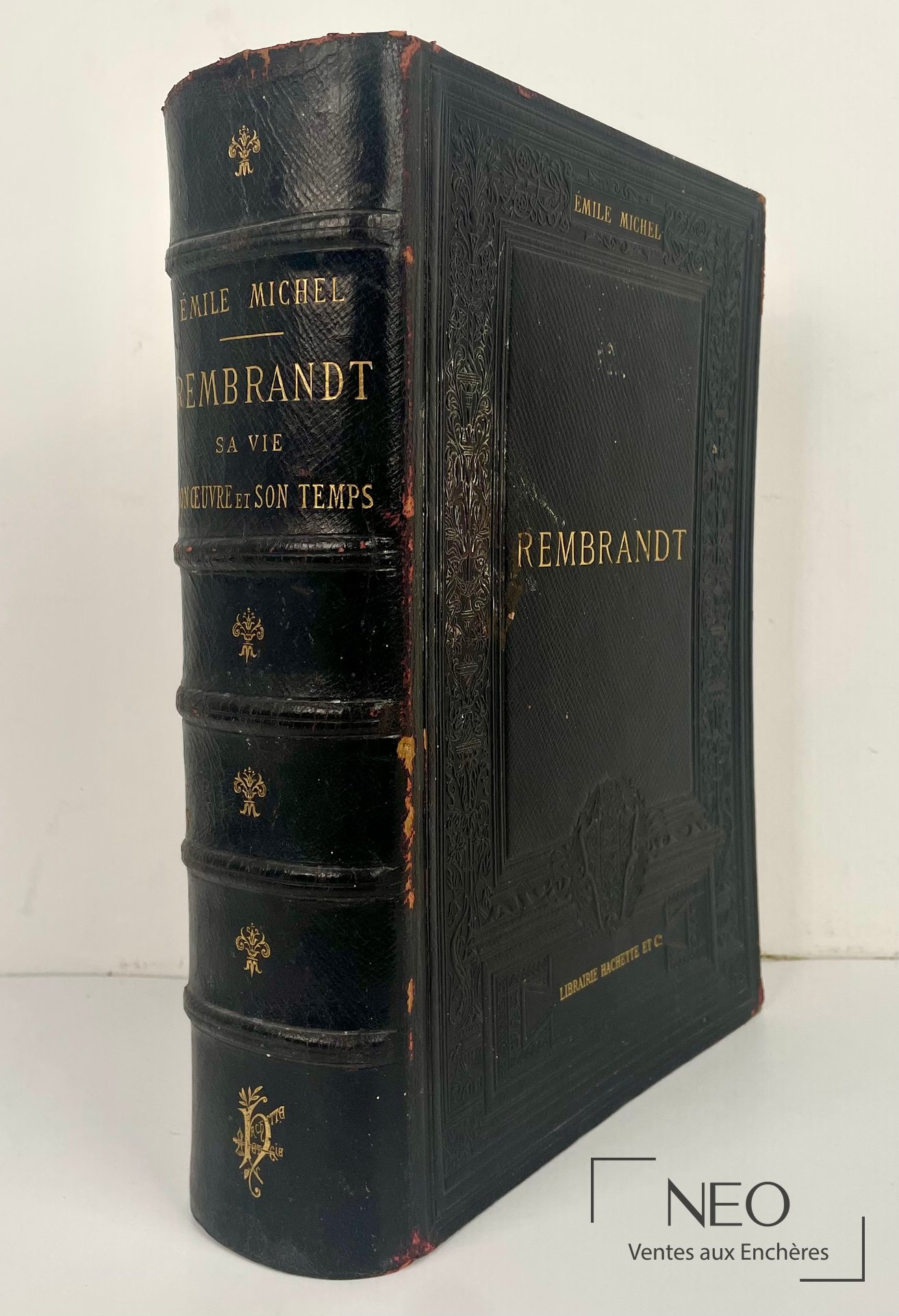 Volume relié en plein veau noir avec décor doré et titre Rembrandt au dos.