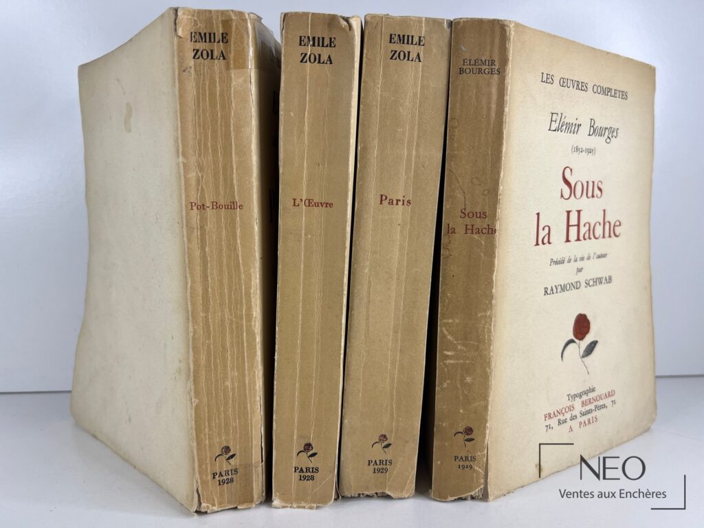 Quatre volumes brochés Émile Zola et Élémir Bourges alignés de face