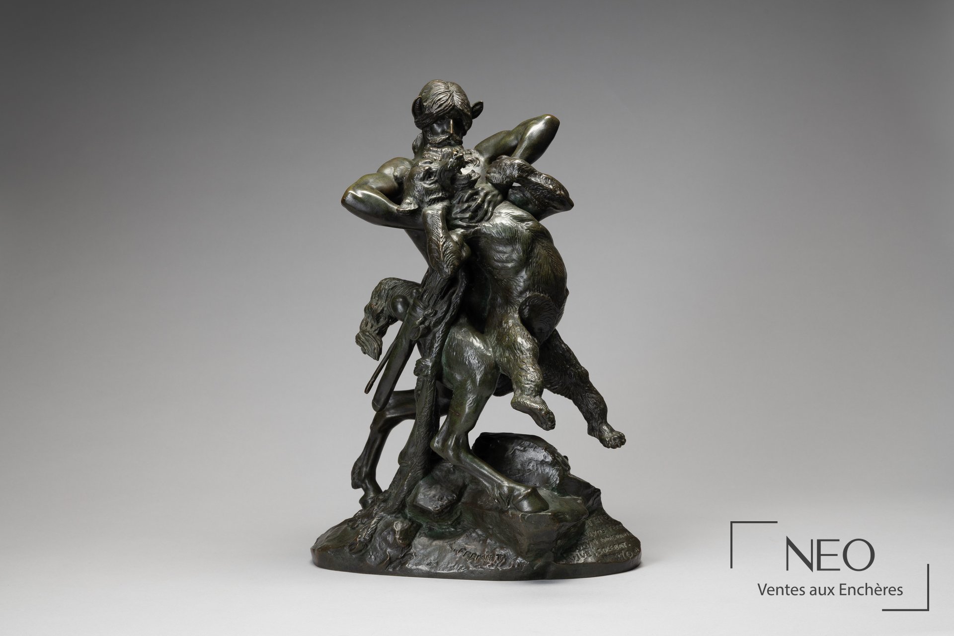 Emmanuel Frémiet, Combat entre l’ours et le Centaure, bronze à patine verte