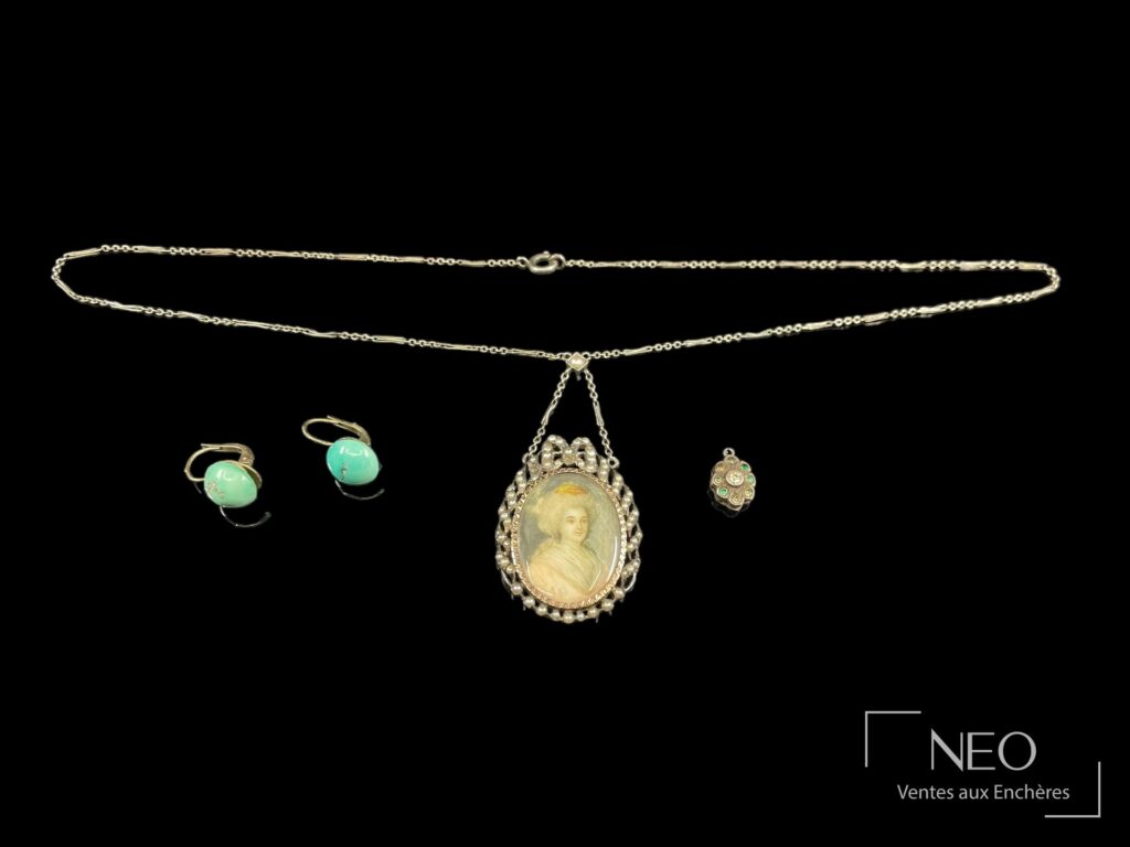 Ensemble de bijoux avec collier médaillon