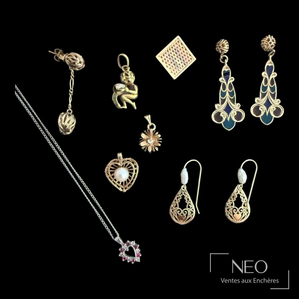 Ensemble de bijoux en or jaune et or gris avec pendentifs
