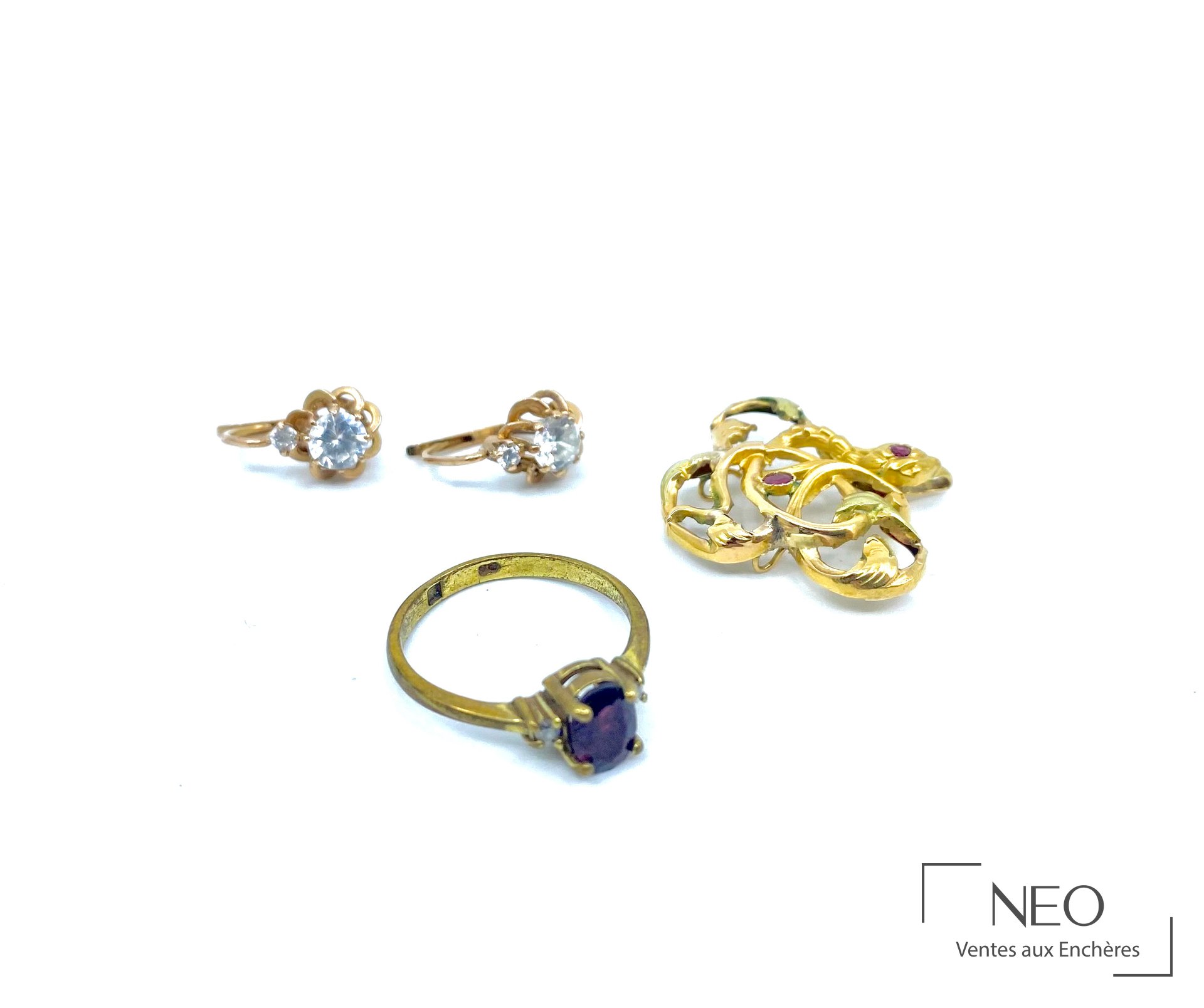 Ensemble de bijoux composé de deux dormeuses