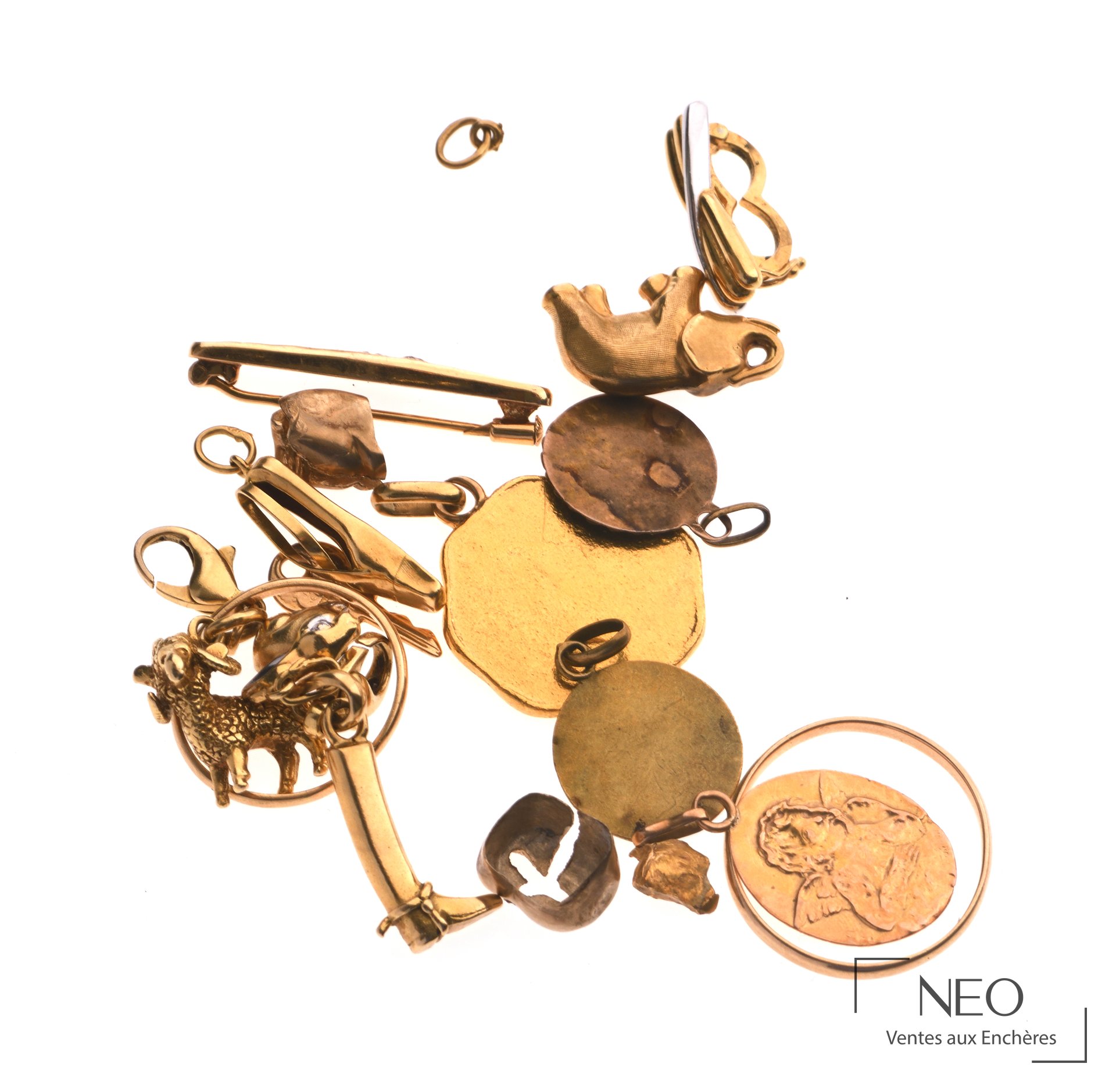 Ensemble de bijoux en or jaune vu de face sur fond blanc