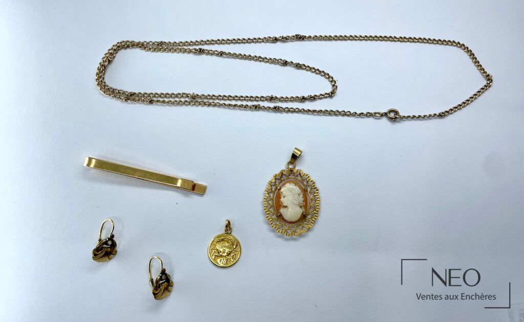 Ensemble de bijoux composé d'une médaille