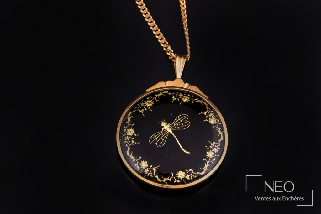 Pendentif rond en or jaune à décor de libellule émaillée sur fond noir