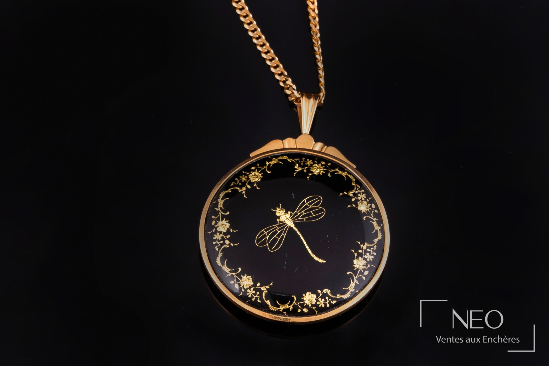 Pendentif rond en or jaune à décor de libellule émaillée sur fond noir