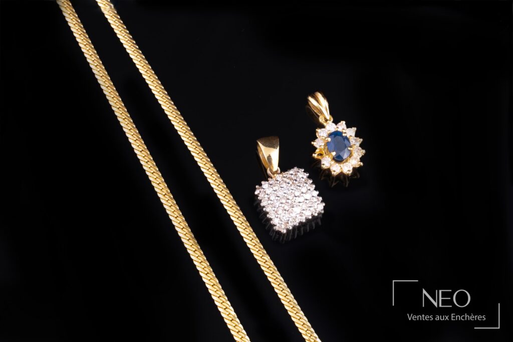 Ensemble composé d'une chaîne en or jaune et de deux pendentifs sertis de diamants