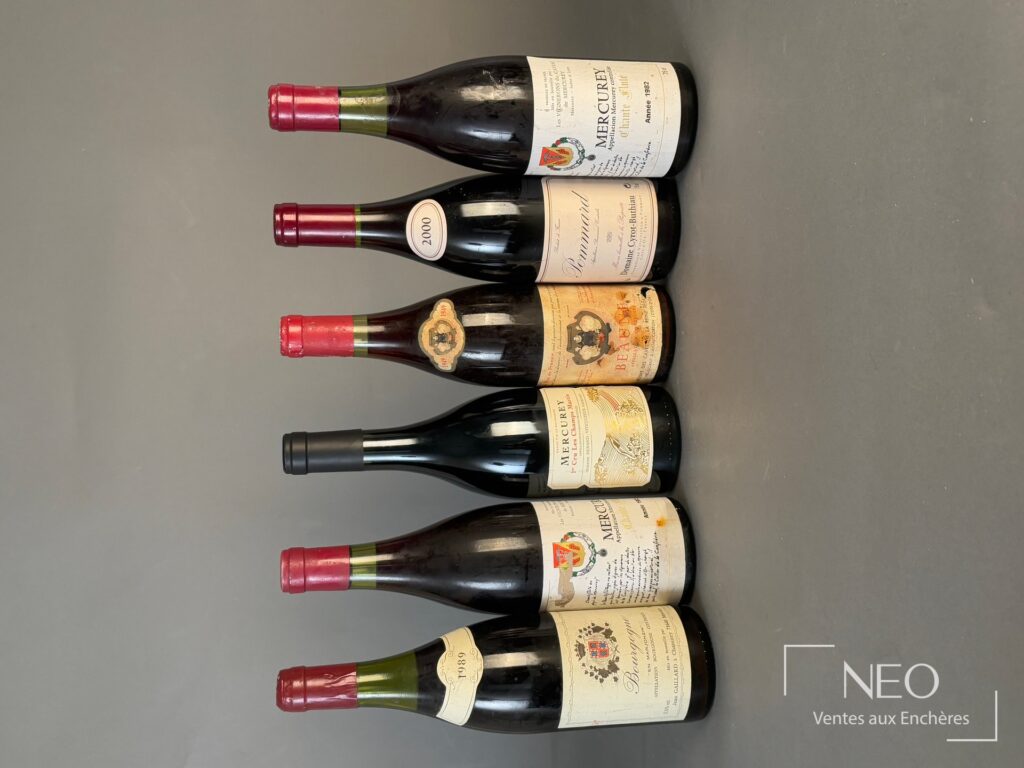 Six bouteilles de Bourgogne alignées