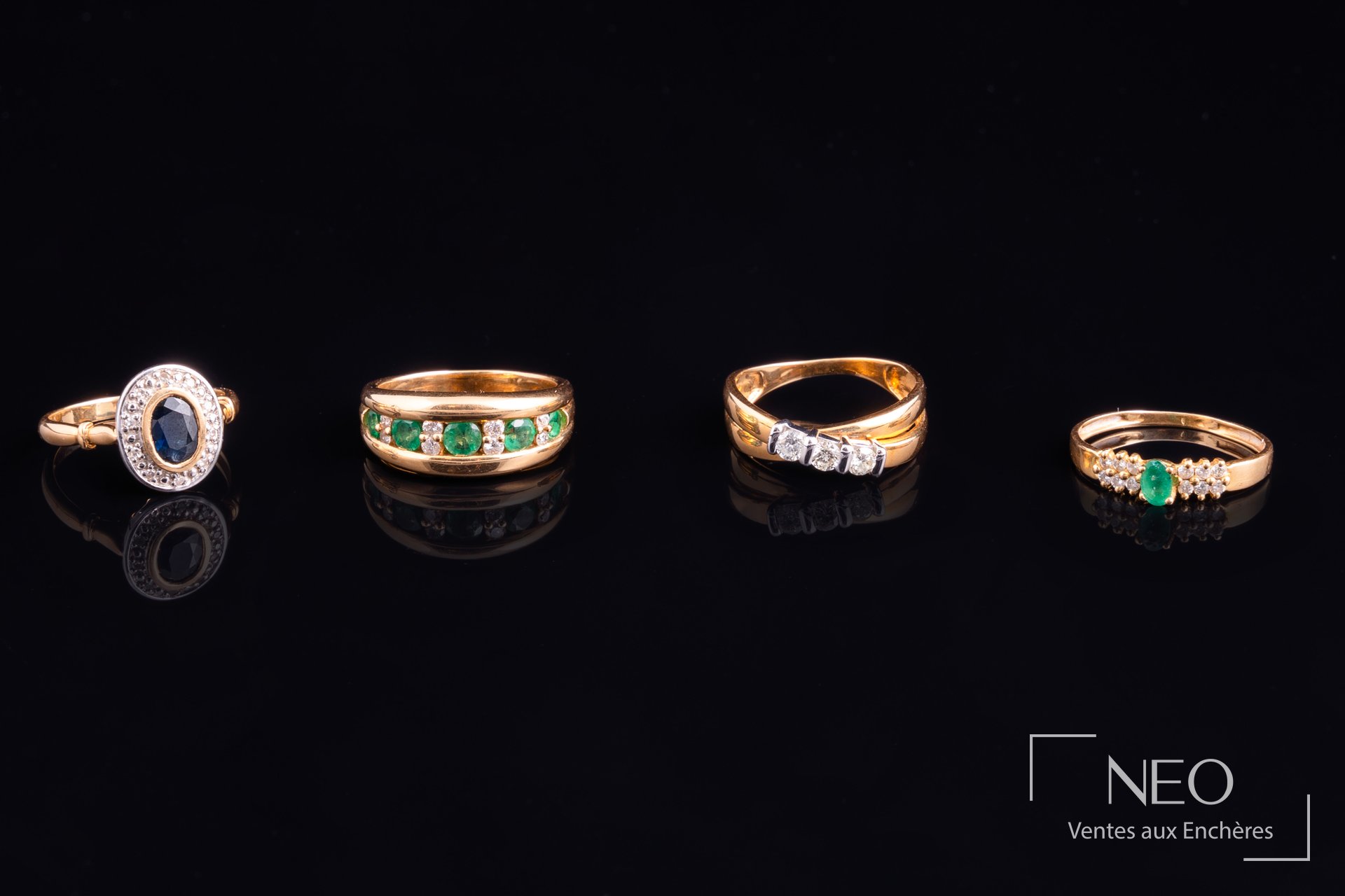 Ensemble de quatre bagues en or jaune 18 carats, diamants et pierres