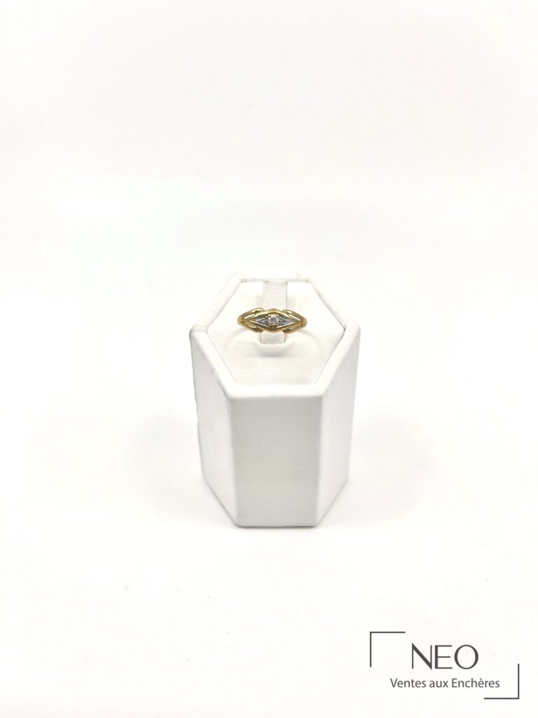 Bague en or jaune et gris sertie d’un brillant