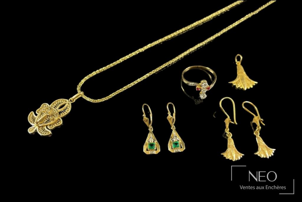 Ensemble de bijoux en or jaune avec chaîne