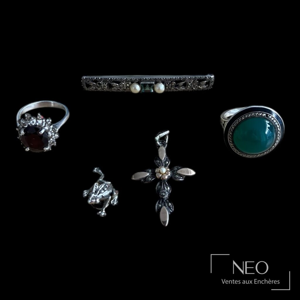 Ensemble de cinq bijoux en argent avec broche