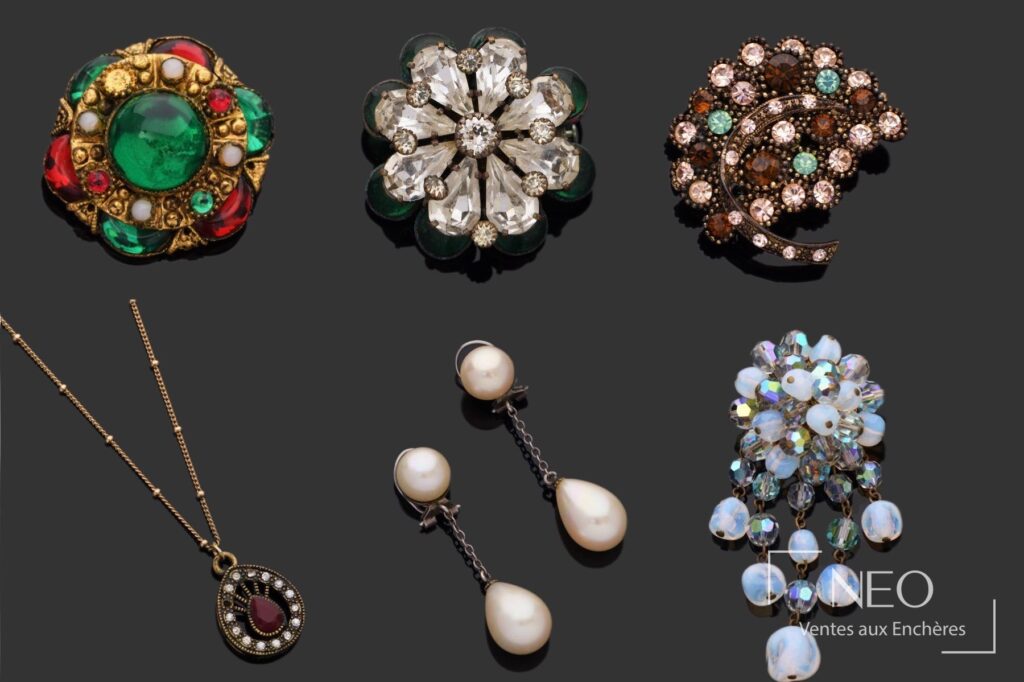 Broche florale en pierres synthétiques vertes