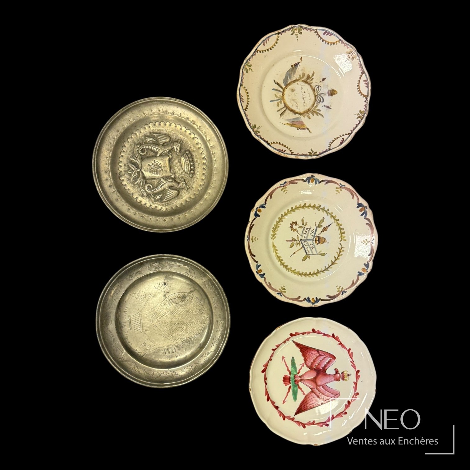Ensemble de cinq assiettes en faïence et étain, fin XVIIIe siècle ou postérieur