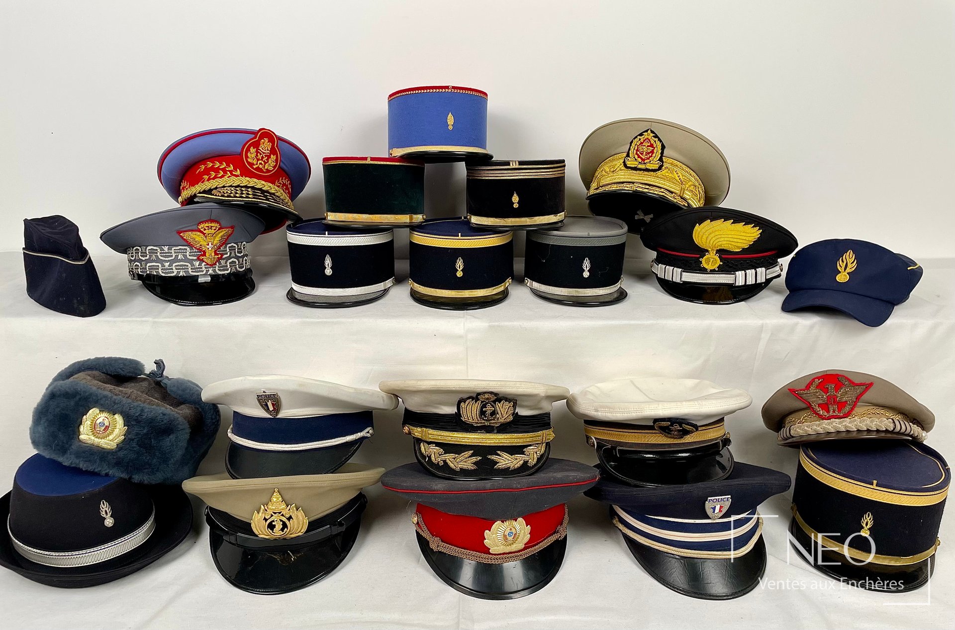 Ensemble de coiffures militaires et administratives de différentes couleurs et emblèmes