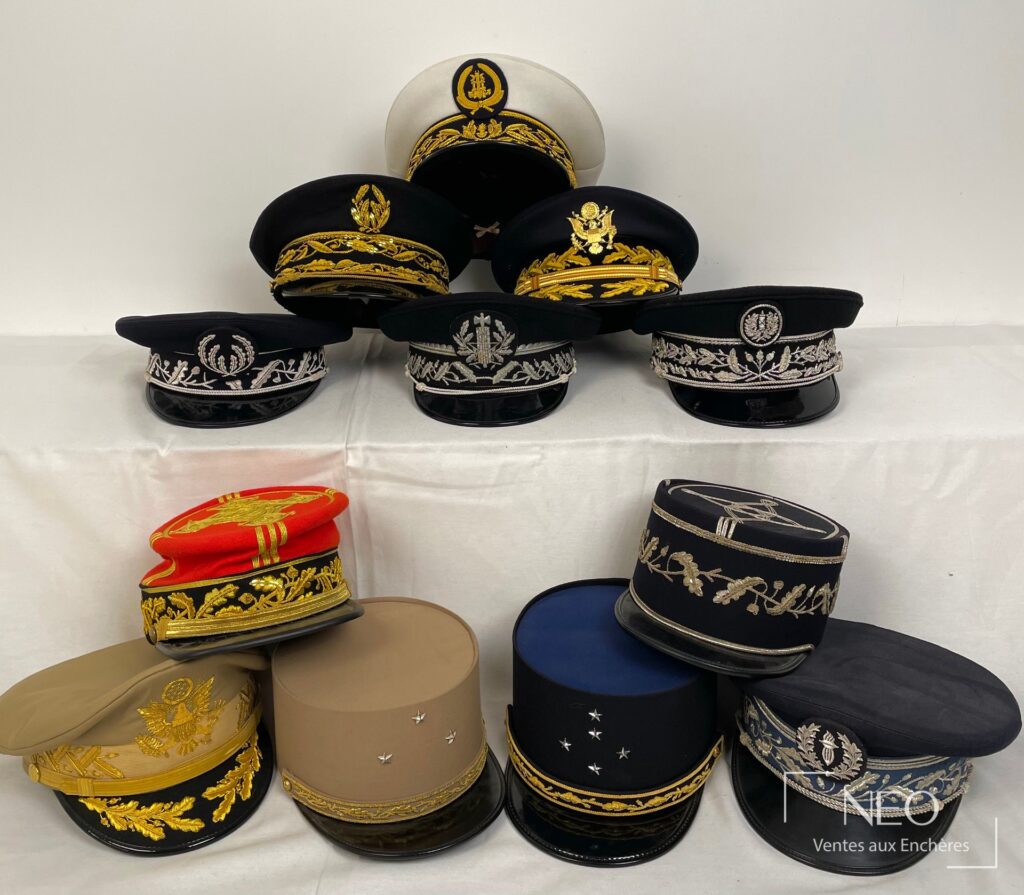 Ensemble de coiffures brodées de diverses couleurs