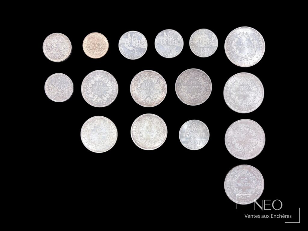 Ensemble de monnaies françaises en argent et une pièce en métal