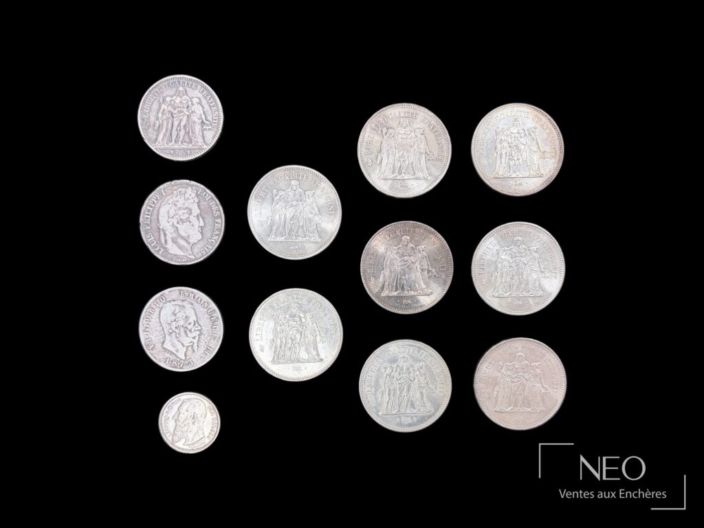 Ensemble de monnaies en argent montrant plusieurs faces avec Hercule et portraits