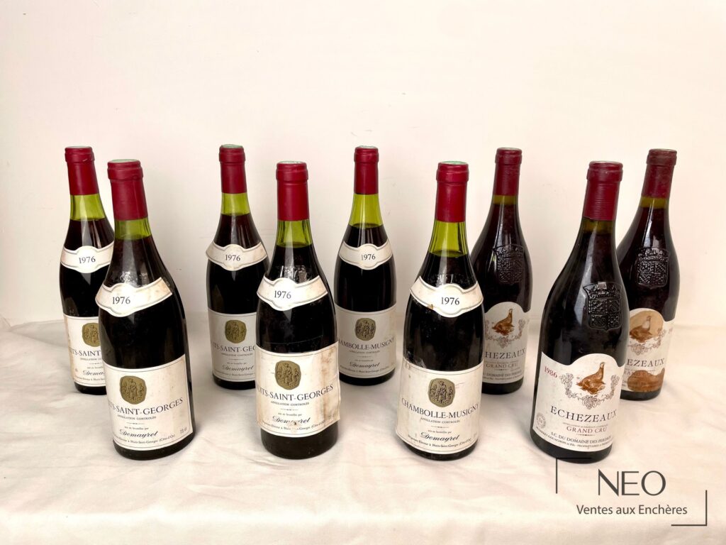 Neuf bouteilles de Bourgogne présentées de face
