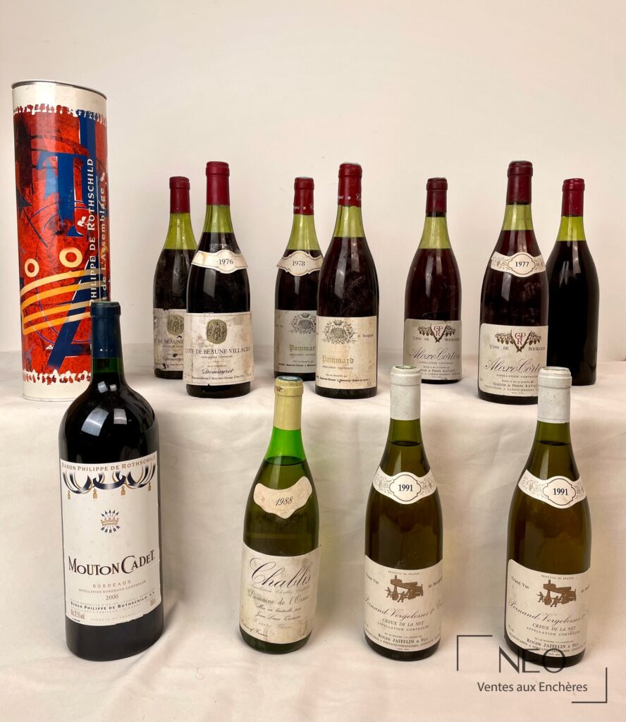 Ensemble de bouteilles de vin de Bourgogne et un magnum Mouton Cadet présenté de face