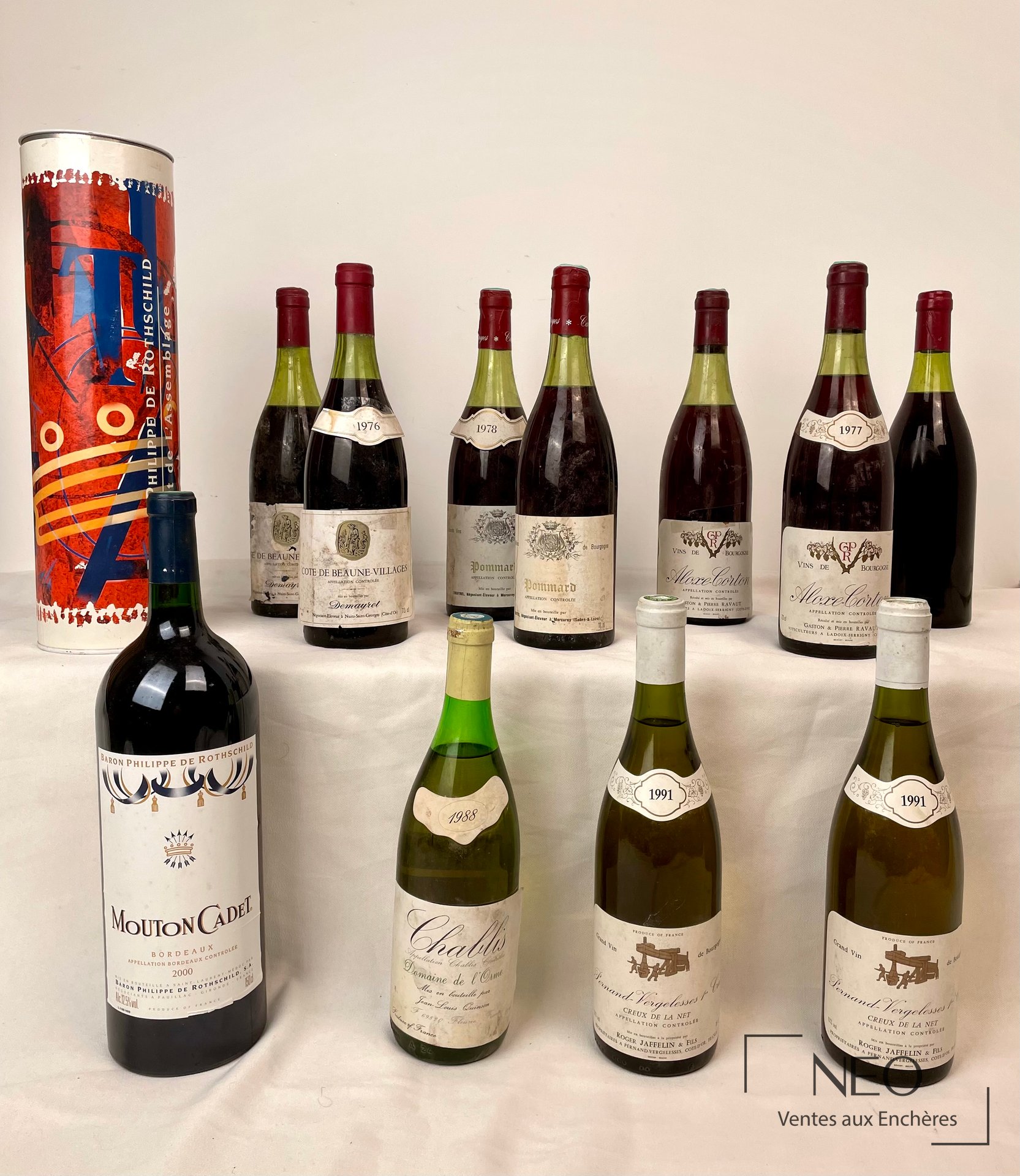 Ensemble de bouteilles de vin de Bourgogne et un magnum Mouton Cadet présenté de face