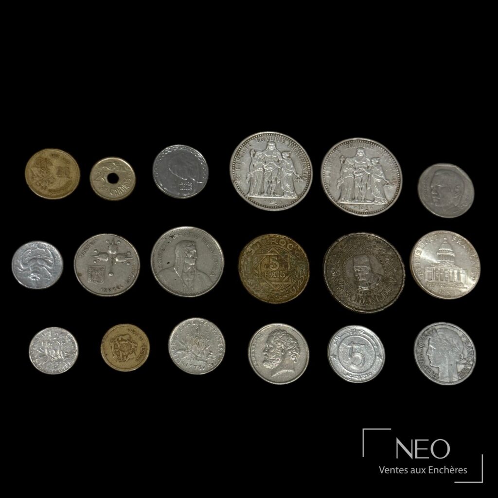 Ensemble de dix-neuf pièces de monnaie sur fond noir
