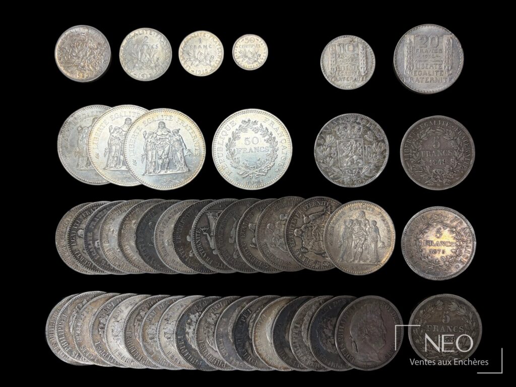 Ensemble de pièces en argent françaises et belges disposées sur fond noir