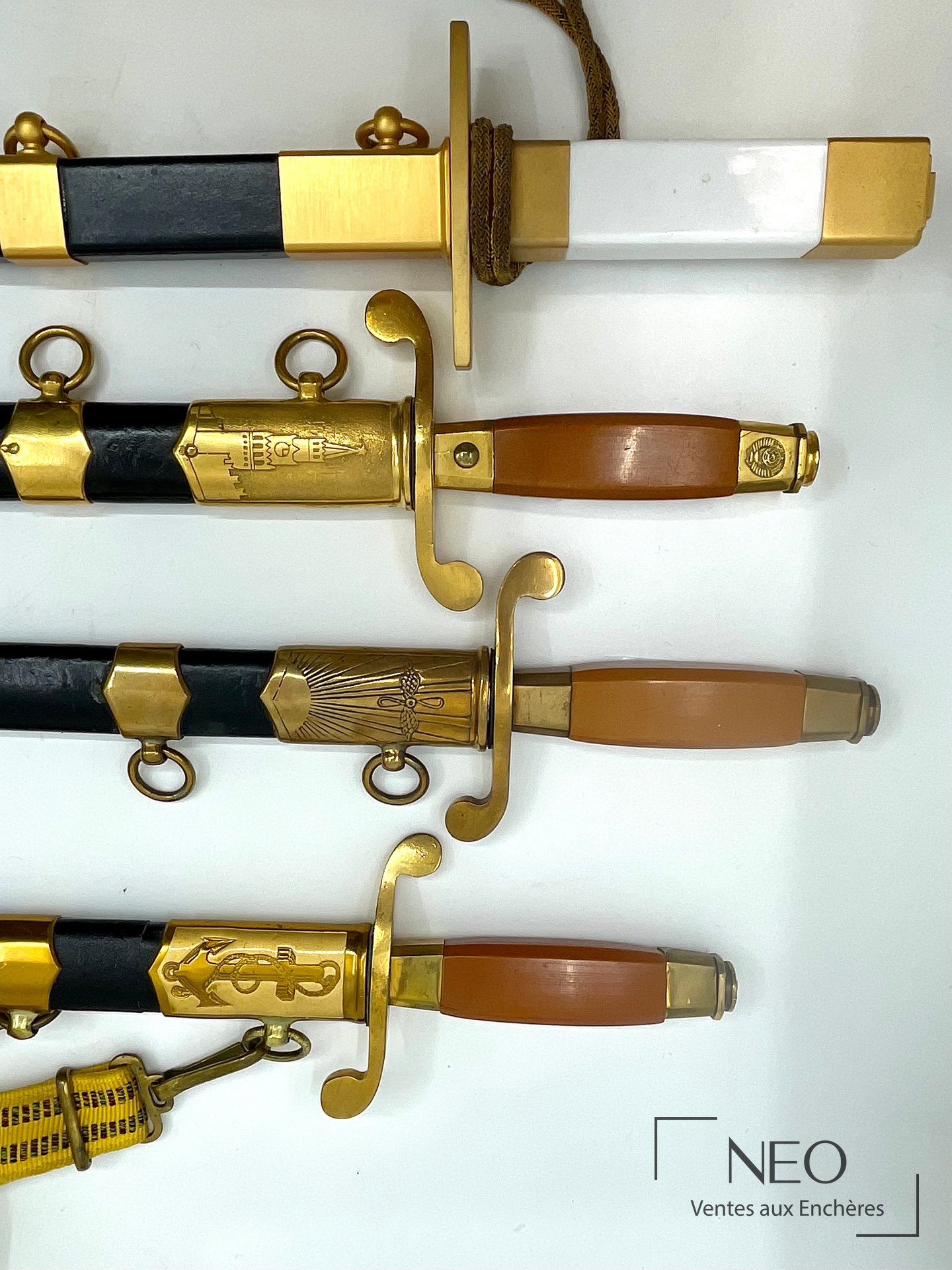 Ensemble de quatre dagues soviétiques et d’officier, XXe siècle