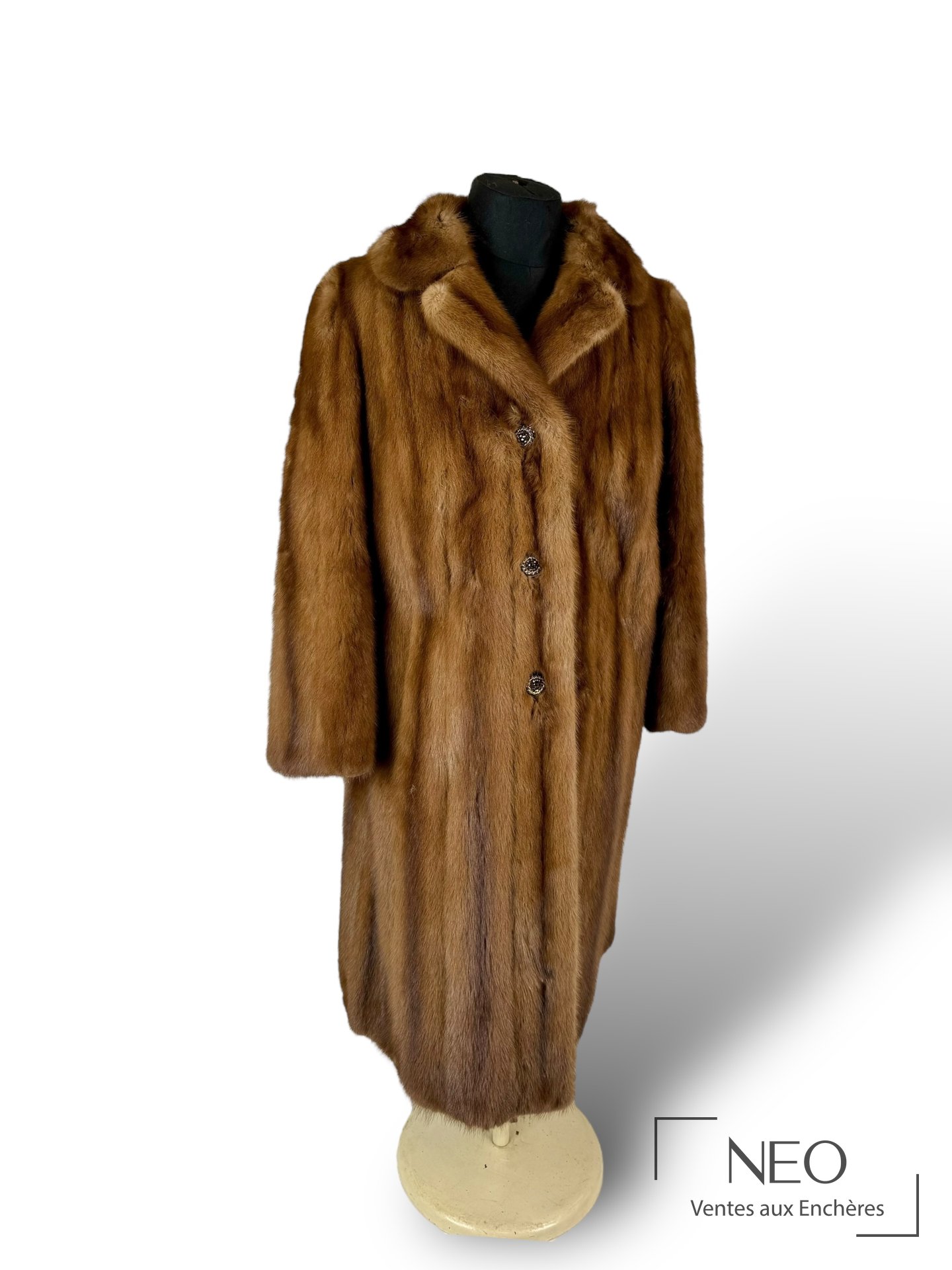 Manteau long en fourrure brune présenté de face sur mannequin