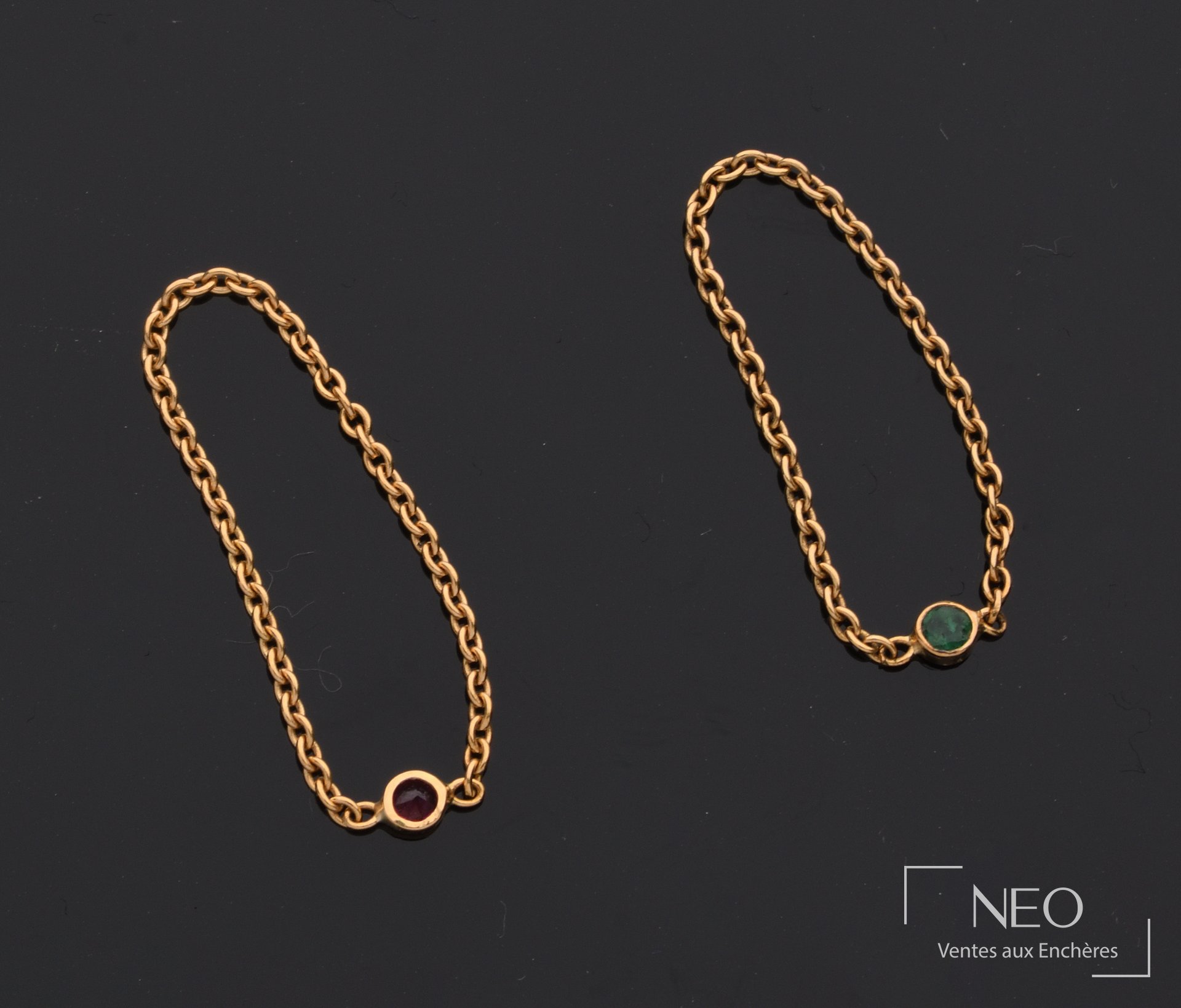 Ensemble de trois bagues en or jaune 18 carats et pierres
