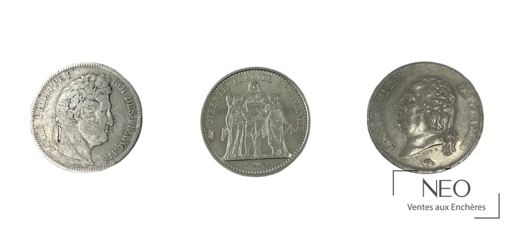 Trois pièces en argent montrant les profils et motifs de face.