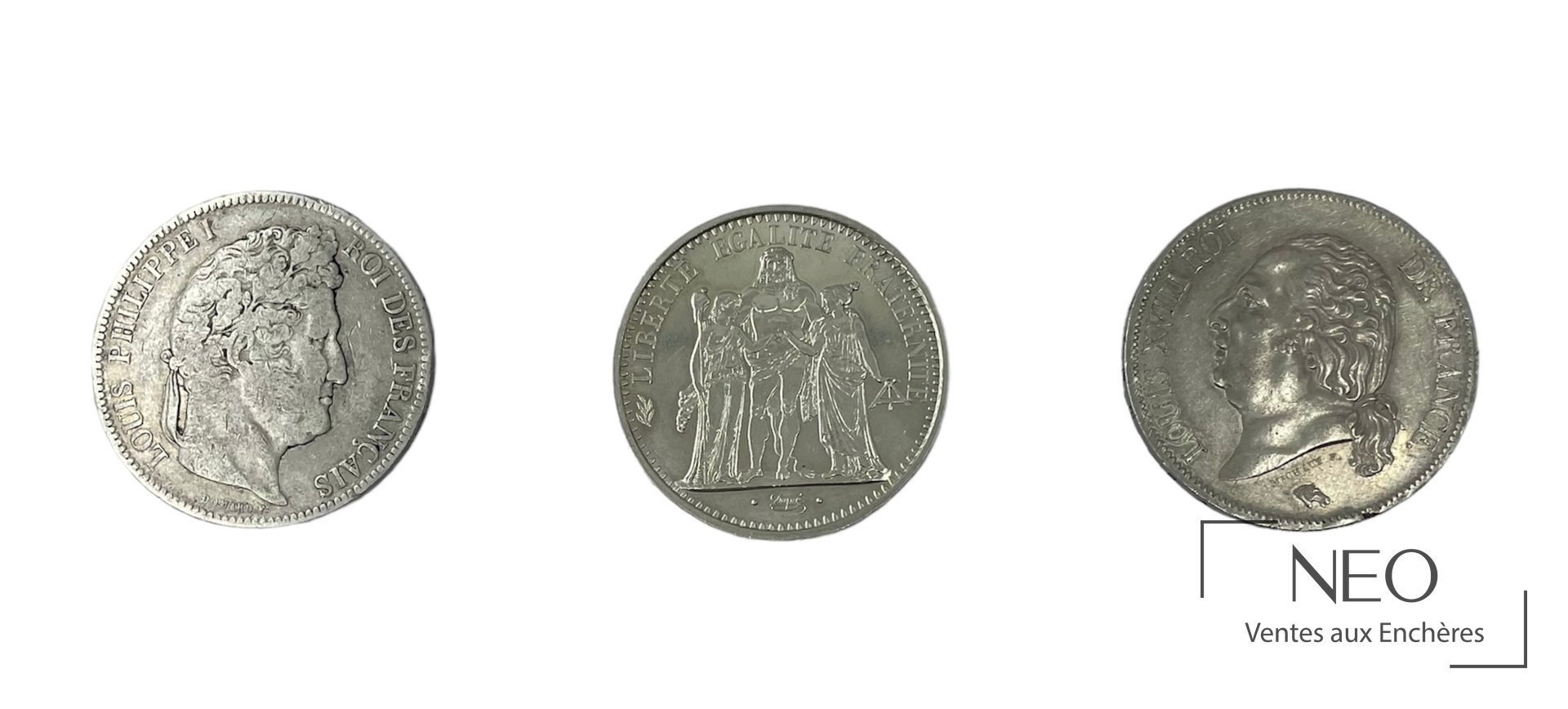 Trois pièces en argent montrant les profils et motifs de face.